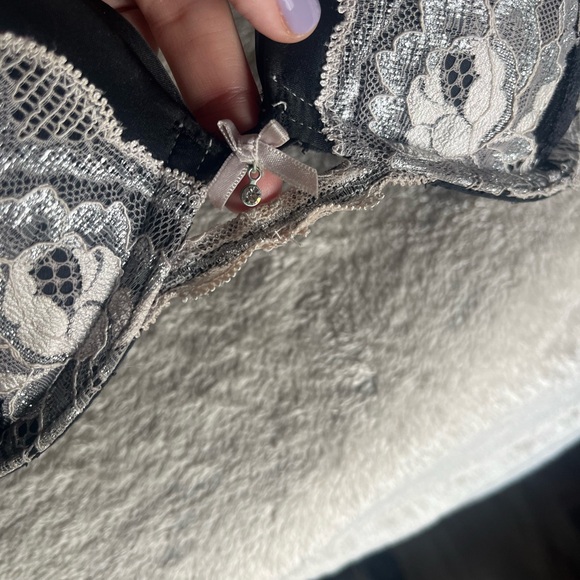 Victoria's Secret Black and Cream Lace Bra - Picture 5 of 5